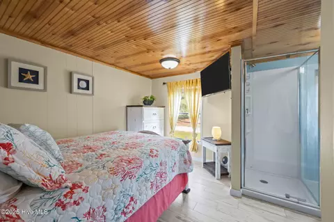 Bedroom - 618 Creek Dr, Hampstead, NC 28443 photo 6 of 9