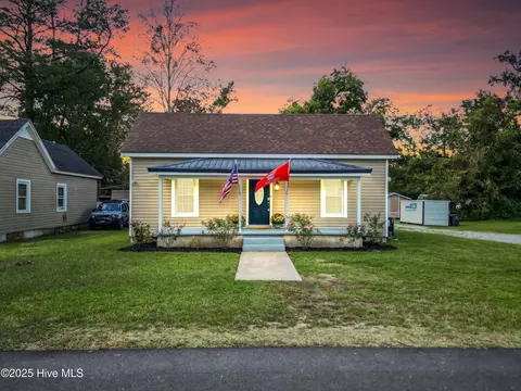 606 Jenkins Ave, Maysville, NC 28555