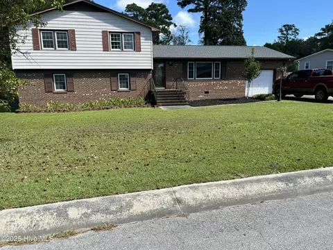 102 Fairway Rd, Jacksonville, NC 28546