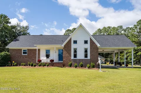 183 April Ln, Stella, NC 28582