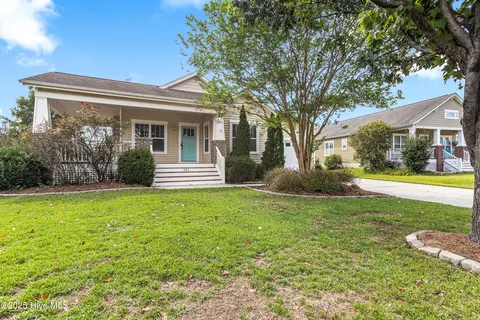 307 Pebble Shore Dr, Sneads Ferry, NC 28460
