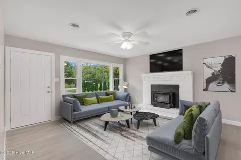 Living - 175 Kellumtown Rd, Hubert, NC 28539 photo 1 of 5