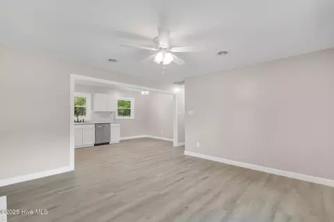 Living - 175 Kellumtown Rd, Hubert, NC 28539 photo 3 of 5