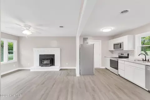 Living - 175 Kellumtown Rd, Hubert, NC 28539 photo 4 of 5