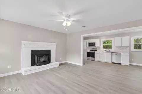 Living - 175 Kellumtown Rd, Hubert, NC 28539 photo 2 of 5