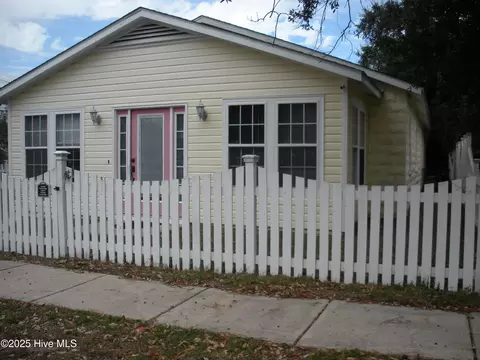 418 Fayetteville Ave, Carolina Beach, NC 28428