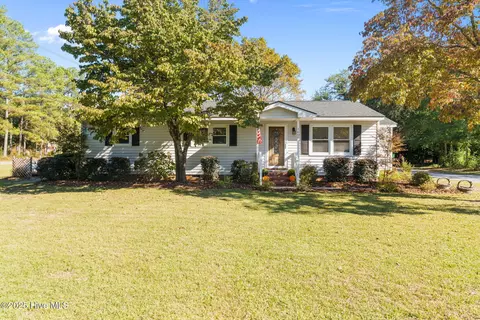 1608 Crest Dr, Aberdeen, NC 28315
