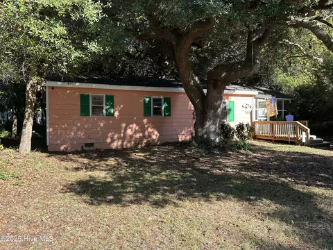 108 Live Oak St, Emerald Isle, NC 28594