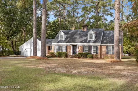 220 W Fairway Dr, Washington, NC 27889