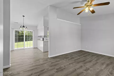 102 Freeport Ct, Hubert, NC 28539 photo 4