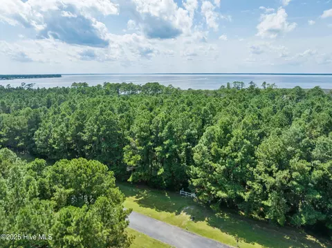 127 Garbacon Dr, Beaufort, NC 28516