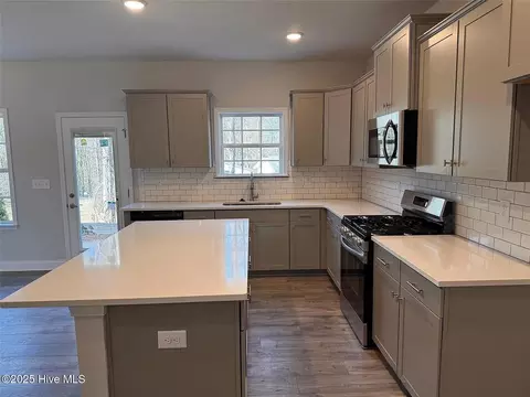 17 Joyner Park Dr, Rocky Mount, NC 27803