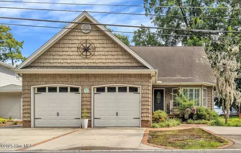 814 Canal Cove Rd, Lake Waccamaw, NC 28450