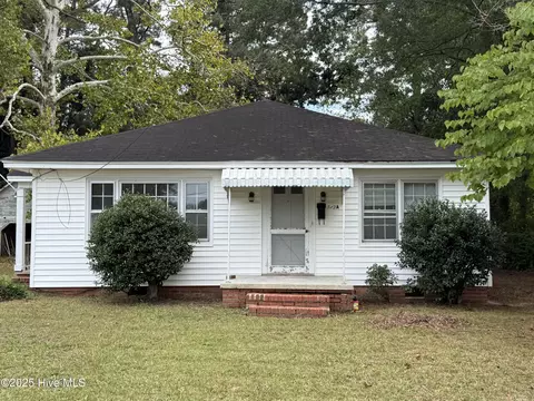512 Nicholson St, Clinton, NC 28328