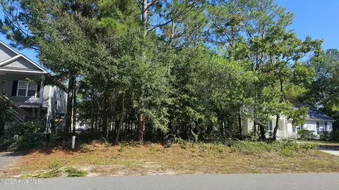 142 NE 17th St, Oak Island, NC 28465