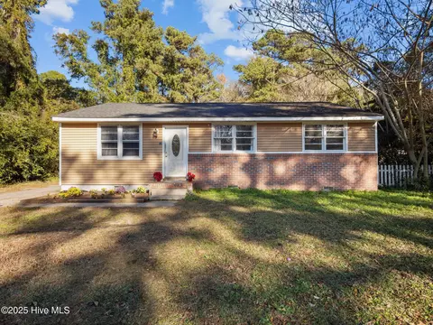 610 Vernon Dr, Jacksonville, NC 28540