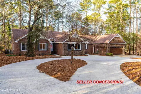 335 Sprunt Dr, Clinton, NC 28328