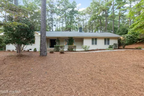 110 Cliff Ct, Southern Pines, NC 28387