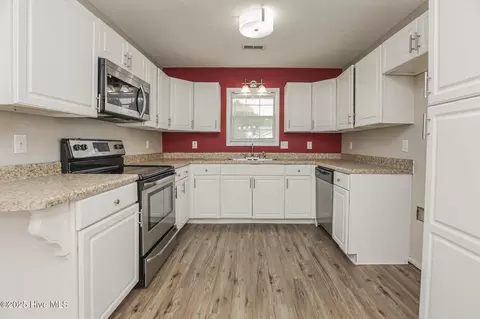 Kitchen - 166 Parnell Rd, Hubert, NC 28539 photo 3 of 5