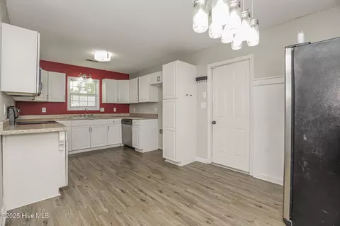 Kitchen - 166 Parnell Rd, Hubert, NC 28539 photo 4 of 5