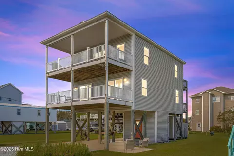 8014 8th St, Surf City, NC 28445