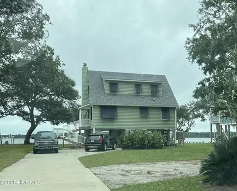 157 S River Dr, Beaufort, NC 28516