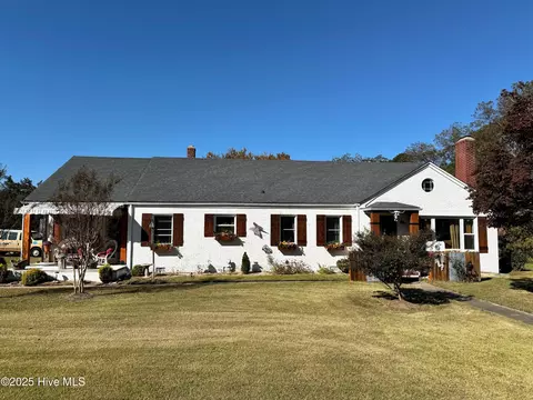 301 N Goldsboro St N, Pikeville, NC 27863