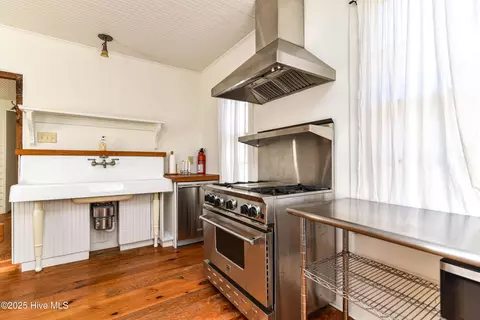 Kitchen - 625 W Main St, Murfreesboro, NC 27855 photo 3 of 4