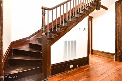 Entry Way - 625 W Main St, Murfreesboro, NC 27855 photo 5 of 7
