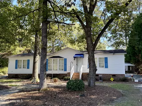 902 Aberdeen Rd, Laurinburg, NC 28352