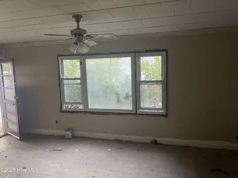 409 Oak St, Williamston, NC 27892 photo 4