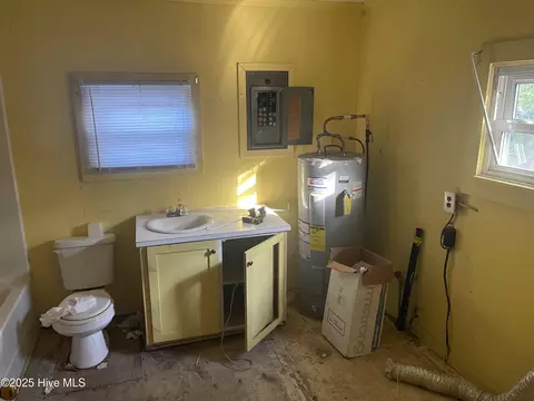 409 Oak St, Williamston, NC 27892 photo 7