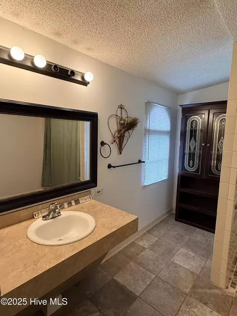 Bath - 90 Alexander Ln, Clinton, NC 28328 photo 2 of 5