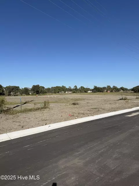 2404 Ferabee St, Morehead City, NC 28557