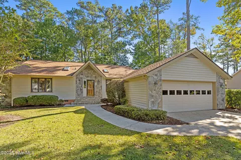 404 Hillcrest Dr, Morehead City, NC 28557