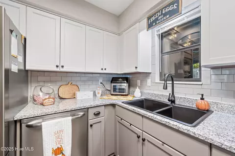 Kitchen - 724 Azalea Dr #439, Hampstead, NC 28443 photo 5 of 5