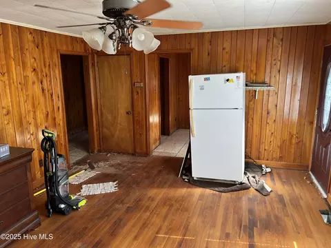 Living - 309 Mcdaniel Dr, Beaufort, NC 28516 photo 2 of 2