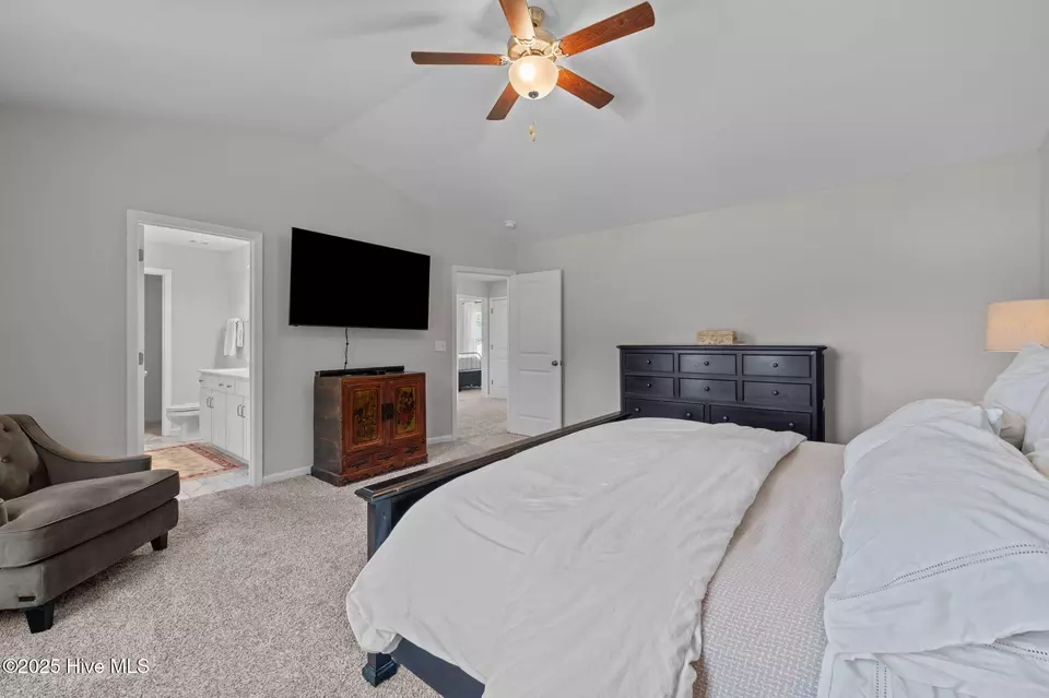 Bedroom - 120 Persimmon Dr, New Bern, NC 28562 photo 2 of 7