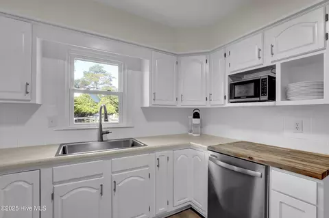 Kitchen - 102 Osprey Nest Ln, Hampstead, NC 28443 photo 2 of 3