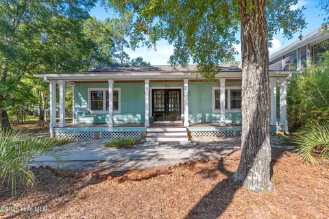105 SE 9th St, Oak Island, NC 28465