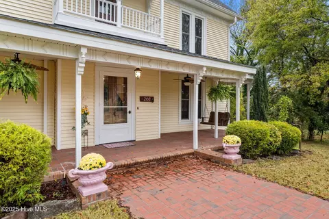 208 W Barrett St, Carthage, NC 28327