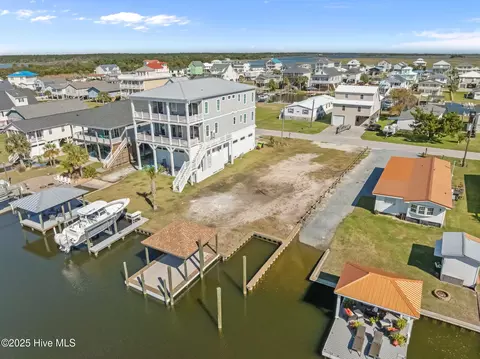 6095 6th St, Surf City, NC 28445