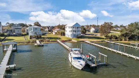 1208 Avery St, Morehead City, NC 28557