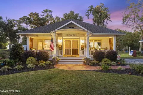204 Lakeshore Dr, Lake Waccamaw, NC 28450