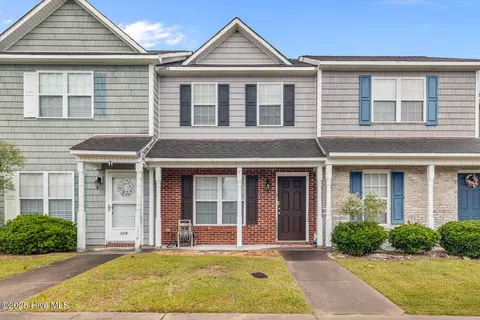 102 Springwood Dr, Jacksonville, NC 28546