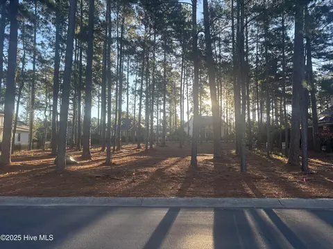 25 Plantation Dr, Southern Pines, NC 28387