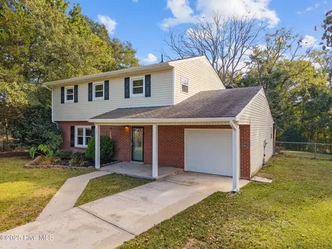 121 Lance Ct, Jacksonville, NC 28546