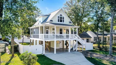 805 E Yacht Dr, Oak Island, NC 28465