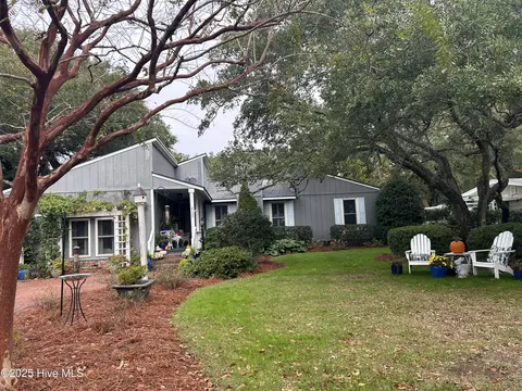 4120 Sound Dr W, Morehead City, NC 28557