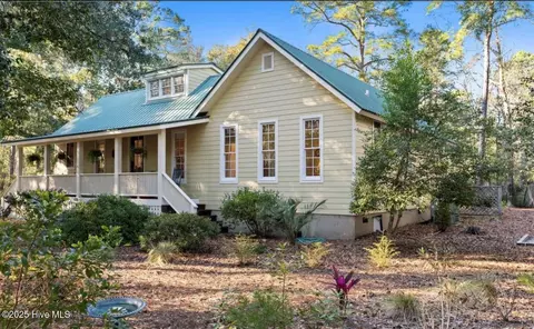 679 Carolina Bay Ct, Southport, NC 28461